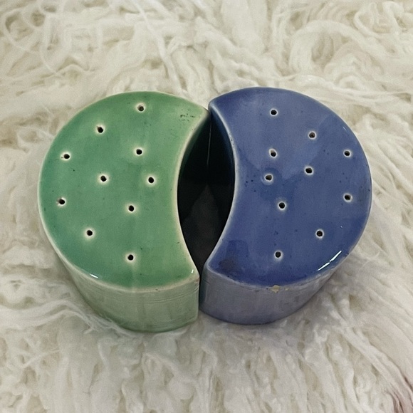 Vintage Pottery Salt & Pepper Shakers - Picture 6 of 6